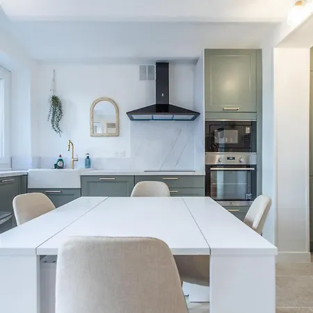 Apartment Three Bedrooms & Private Garden