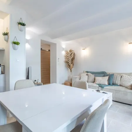 Apartment Three Bedrooms & Private Garden *
