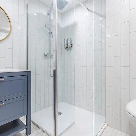 Three Bedrooms & Private Garden Apartment *